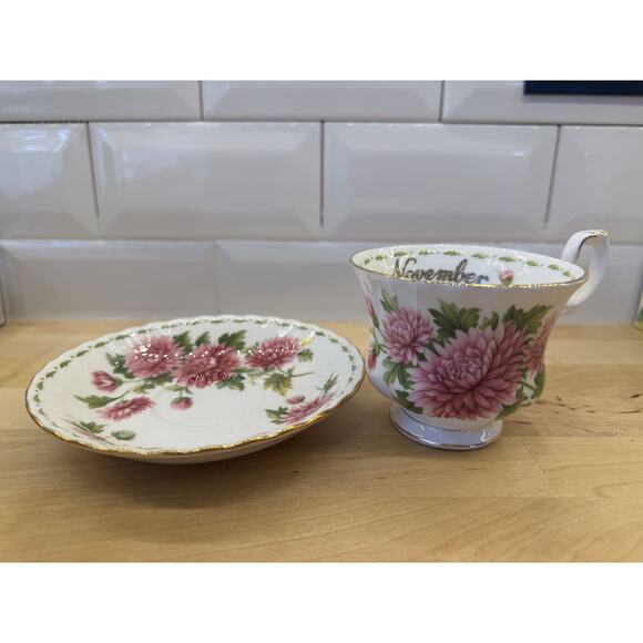 Vintage Royal Albert China Tea Cup & Saucer Flower Of The Month-Chrysanthemum - Picture 2 of 5